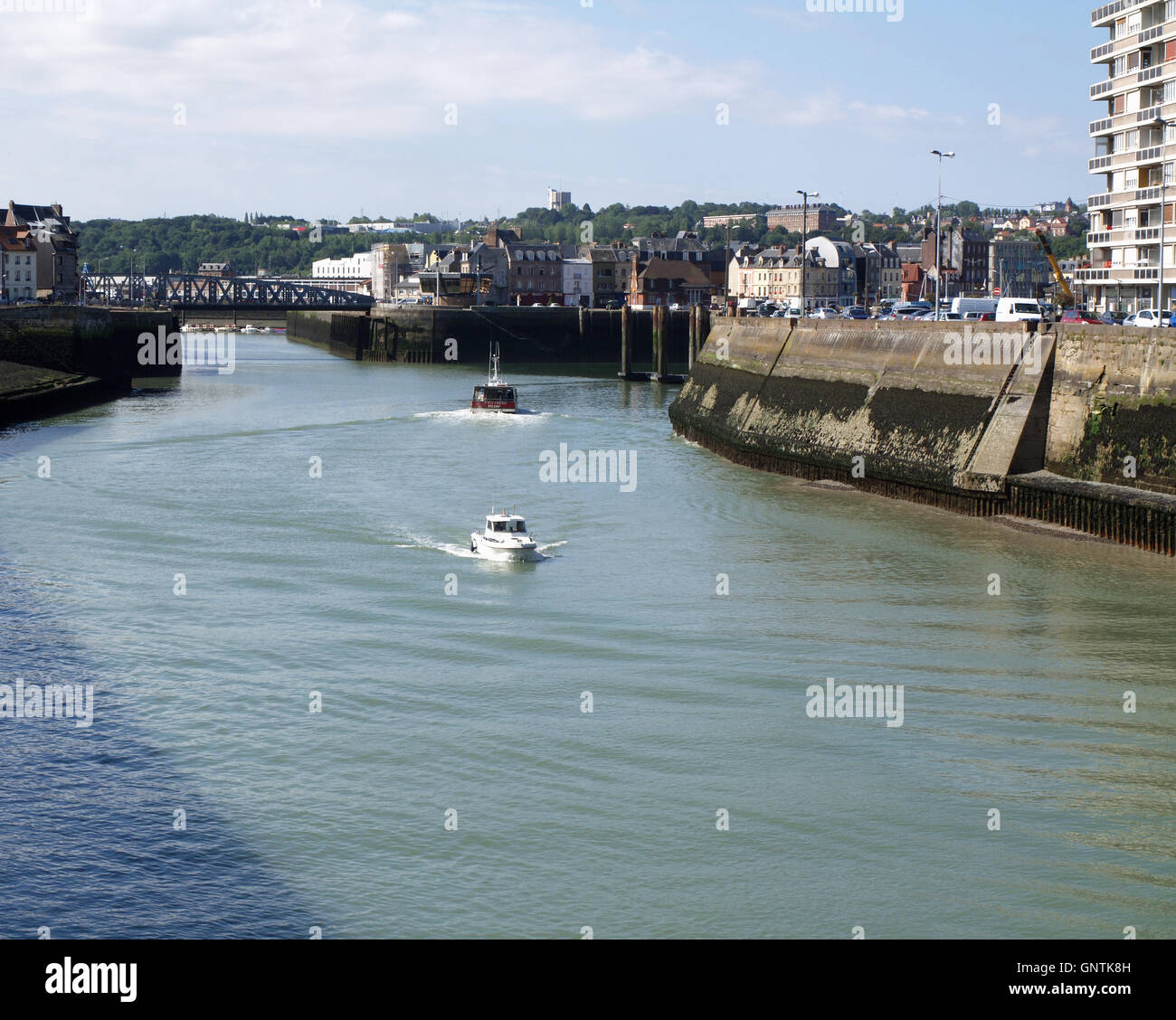 Eingang zum Innenhafen vom Quai De La Marne, Dieppe, Frankreich Lwith Schiff Dieppe Snoop nähert sich Stockfoto