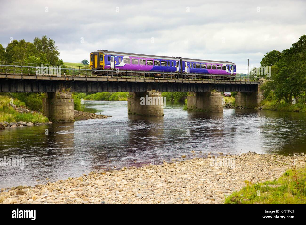 Klasse, 156 Super Sprinter Zug. South Tyne Fluss, Ridley Hall Eisenbahnbrücke, Bardon Mühle, Newcastle & Carlisle Railway, UK. Stockfoto