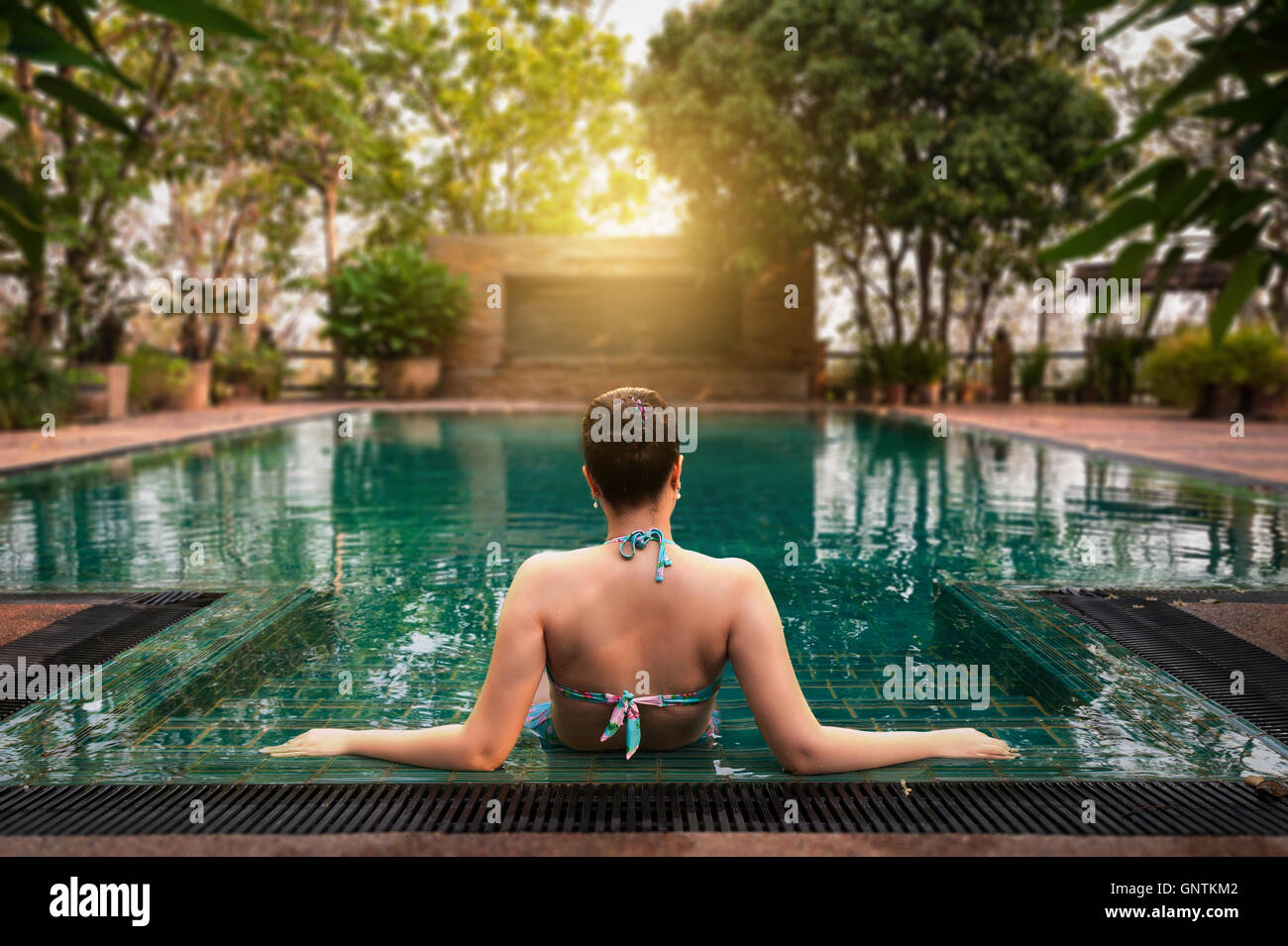 Urlaub Lifestyle Szene der jungen Frau im Schwimmbad Morgen rechtzeitig. Wochenend- und Lifestyle-Konzept Stockfoto