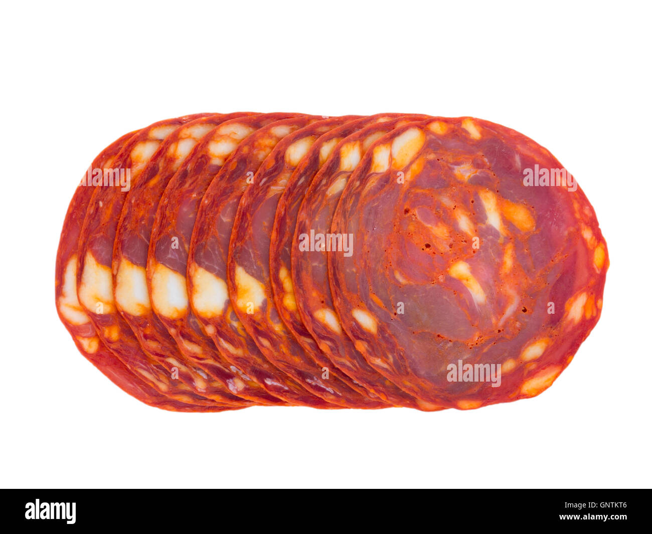 Chorizo spanische Schweinefleisch Wurstscheiben isoliert auf weiss Stockfoto