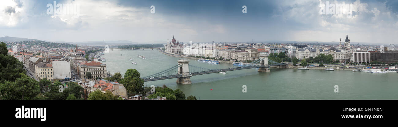 Panorama von Pest von Buda als Sturm rollt über Budapest, Ungarn Stockfoto