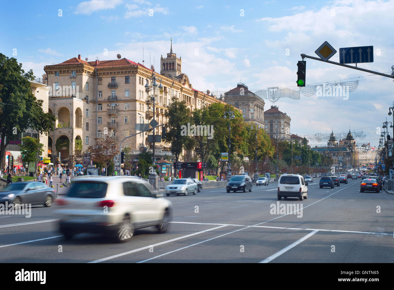 Verkehr auf einer Straße in Stadt Zentrum von Kiew. Kiew ist die Hauptstadt der Ukraine. Stockfoto