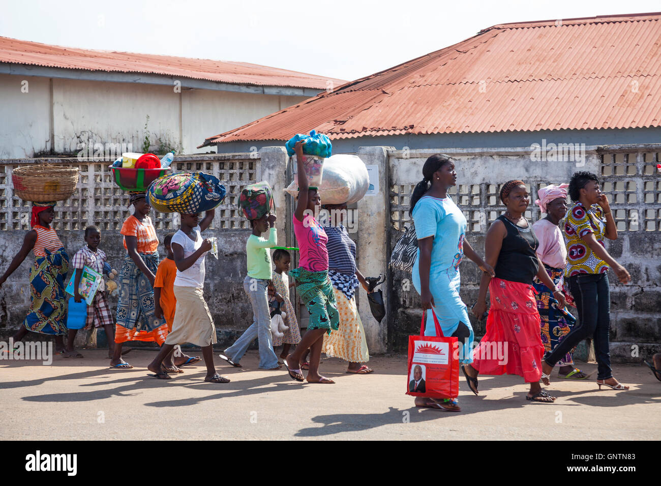 Menschen in Freetown, der Hauptstadt von Sierra Leone, Afrika. Stockfoto