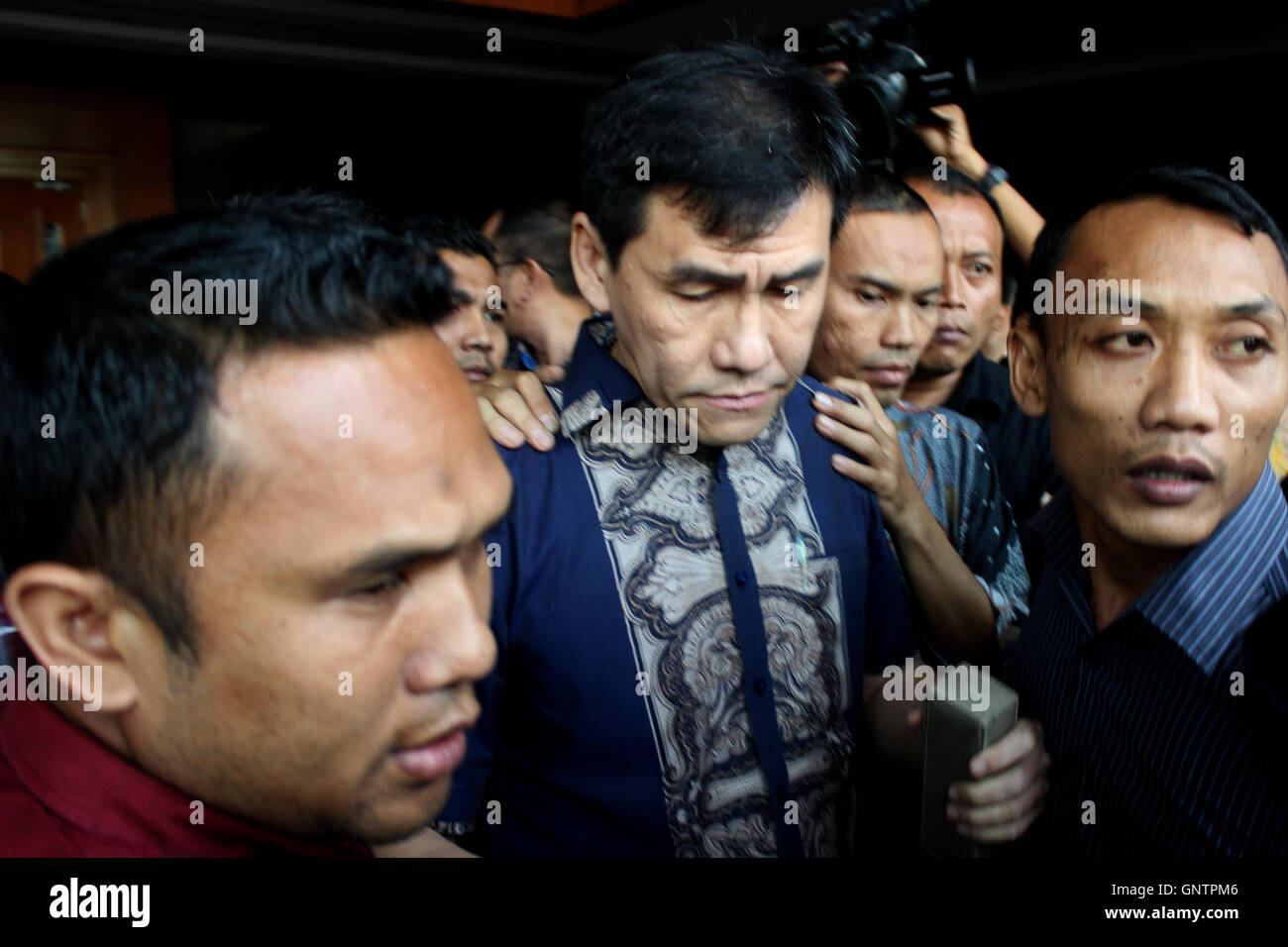 Jakarta, Indonesien. 01. Sep, 2016. Ehemaliger Präsident Direktor des PT Agung Podomoro Land, Ariesman Widjaja (Mitte), nach Anhörung der Urteilsspruch der Richter im Gericht des Verbrechens der Korruption in Jakarta, Indonesien. 3 Jahre im Gefängnis bestraft der Richter eine Geldbuße von Ariesman Rp 200 Millionen nachgelassen Entbindung von 3 Monaten wegen der bewährten Bestechung Mitglieder der DPRD DKI M Sanusi Rp 2 Milliarden. Bildnachweis: Sutrisno Bewohner /Pacific Presse/Alamy Live-Nachrichten Stockfoto