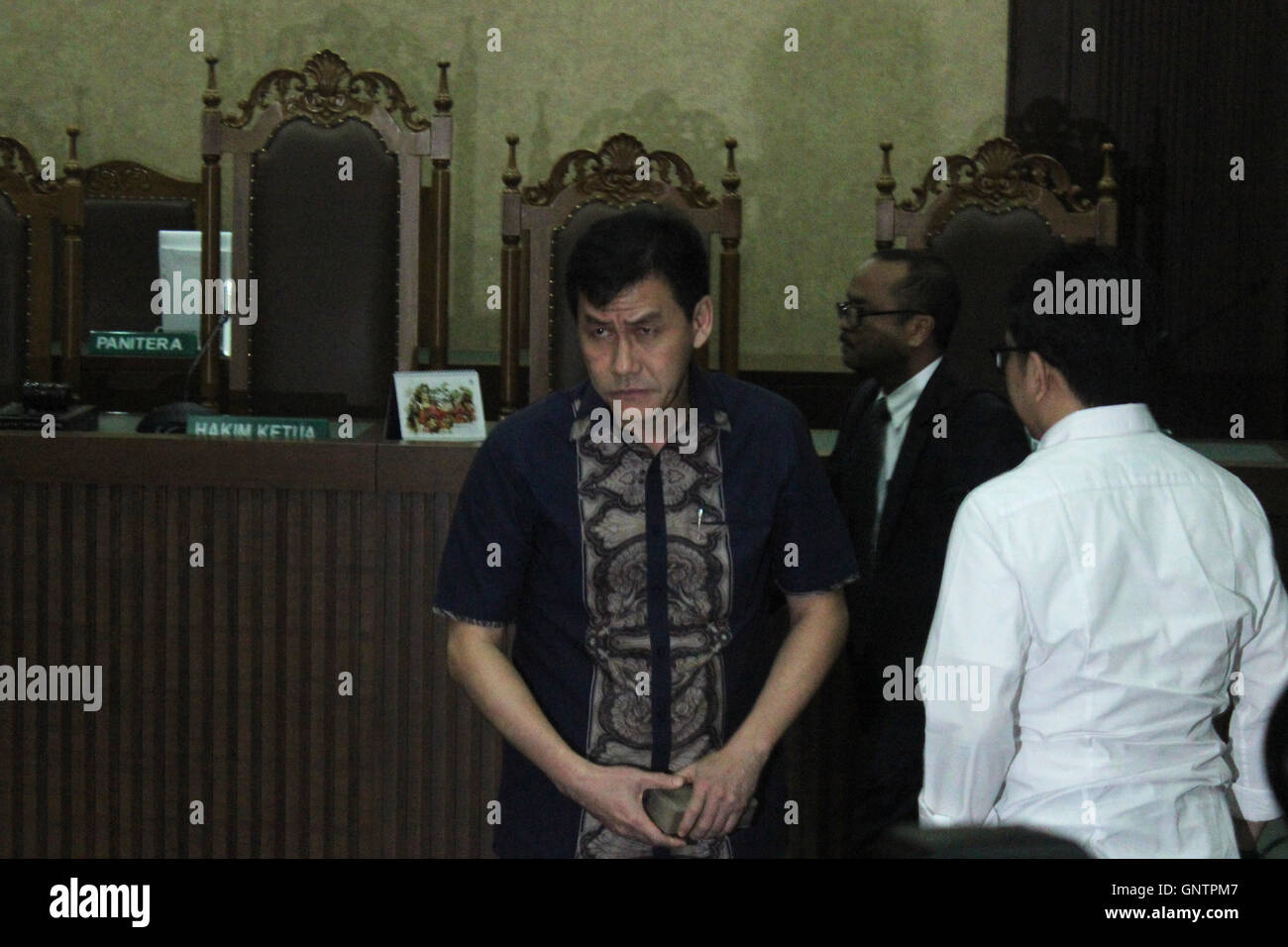 Jakarta, Indonesien. 01. Sep, 2016. Ehemaliger Präsident Direktor des PT Agung Podomoro Land, Ariesman Widjaja (Mitte), nach Anhörung der Urteilsspruch der Richter im Gericht des Verbrechens der Korruption in Jakarta, Indonesien. 3 Jahre im Gefängnis bestraft der Richter eine Geldbuße von Ariesman Rp 200 Millionen nachgelassen Entbindung von 3 Monaten wegen der bewährten Bestechung Mitglieder der DPRD DKI M Sanusi Rp 2 Milliarden. Bildnachweis: Sutrisno Bewohner /Pacific Presse/Alamy Live-Nachrichten Stockfoto