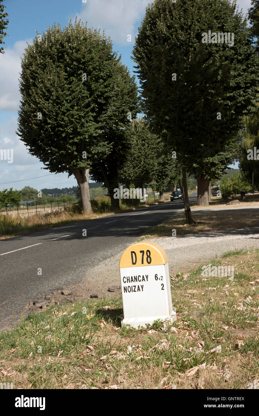 Frankreich Loire-Tal - am Straßenrand Marker Schild mit Namen und Entfernung Ortsinformationen Stockfoto