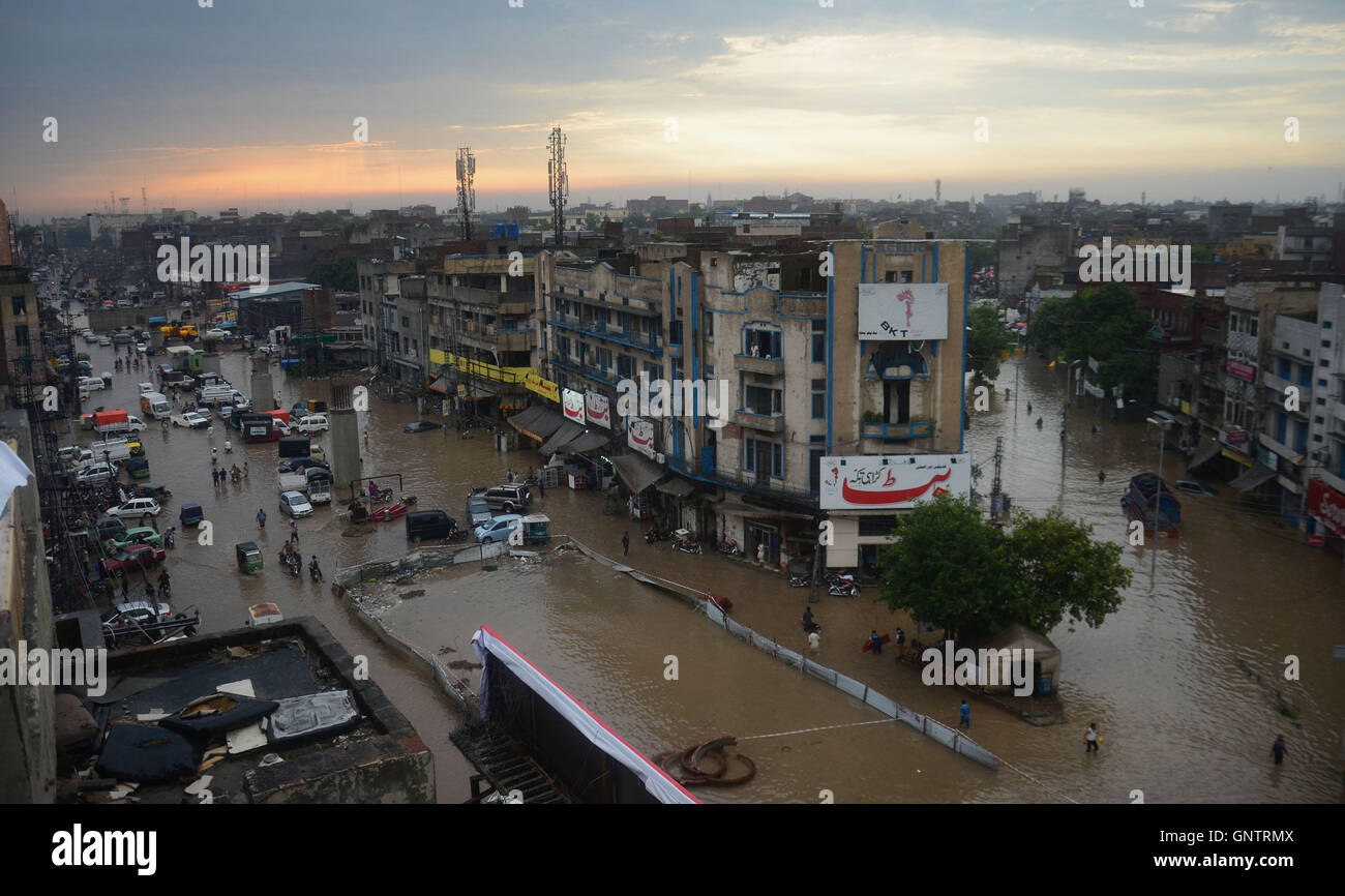 Lahore, Pakistan. 01. Sep, 2016. Menschen in Pakistan zu waten durch Hochwasser während schweren Monsun Regen fallen in Lahore. Schweren Monsun-Regen gestört Leben in Lahore und in mehreren Bereichen Überschwemmungen ausgelöst. Sintflutartige Regenfälle schlagen die Provinzhauptstadt am Donnerstag überfluten Straßen und Stromausfälle verursachen. Mindestens 136 Feeder gestolpert wegen des Regens verursacht Stromausfälle in verschiedenen Bereichen der Stadt. Das Schlimmste Gebiet wo 96 mm Regen aufgenommen wurde getroffen. Starker Regen peitschte Lahore verursacht mehrere Unfälle Regen verbunden. Bildnachweis: Rana Sajid Hussain/Pacific Press/Alamy Live-Nachrichten Stockfoto