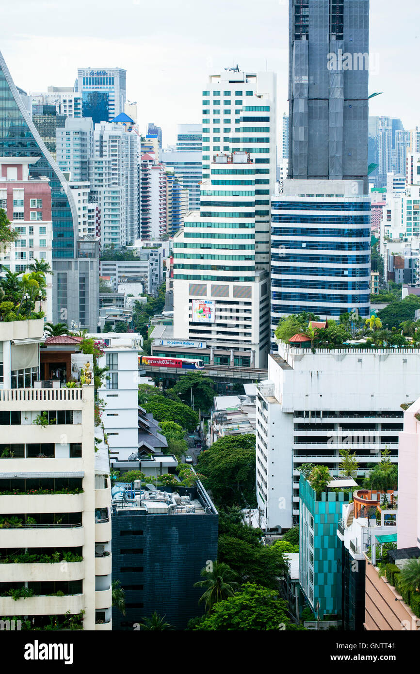 Blick auf die Übergabe zwischen Hochhäusern in Bangkok Skytrain Stockfoto