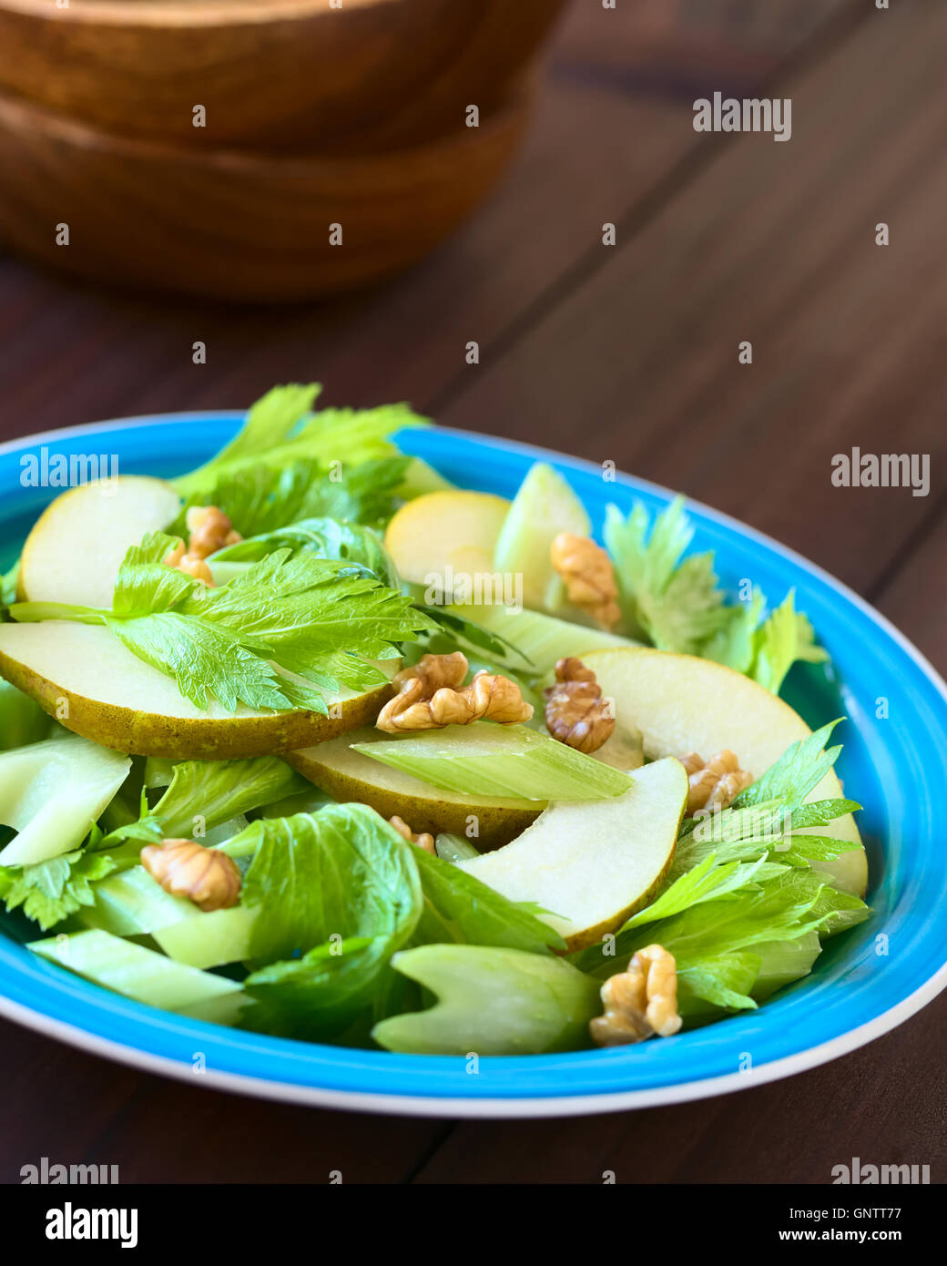 Frischem Sellerie, Birne und Walnuss Salat auf blaue Platte, fotografiert mit natürlichem Licht (Tiefenschärfe) Stockfoto