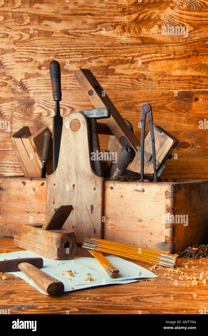 Ausrüstung-Zimmermann auf einem hölzernen Tisch mit Plänen. Stockfoto