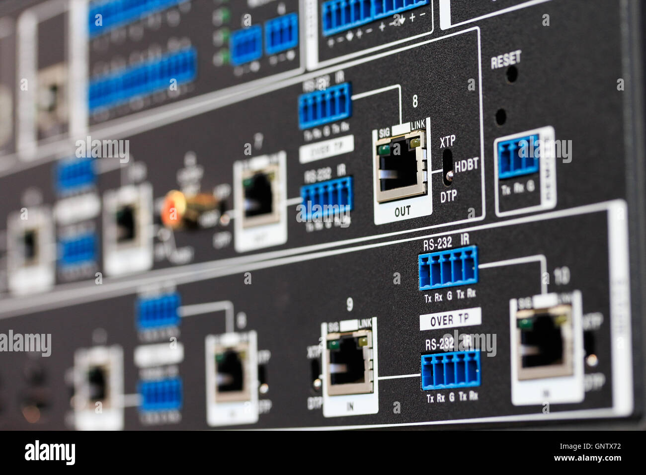 Nahaufnahme der Rückwand HDBaseT Ausrüstung. Selektiven Fokus. Stockfoto
