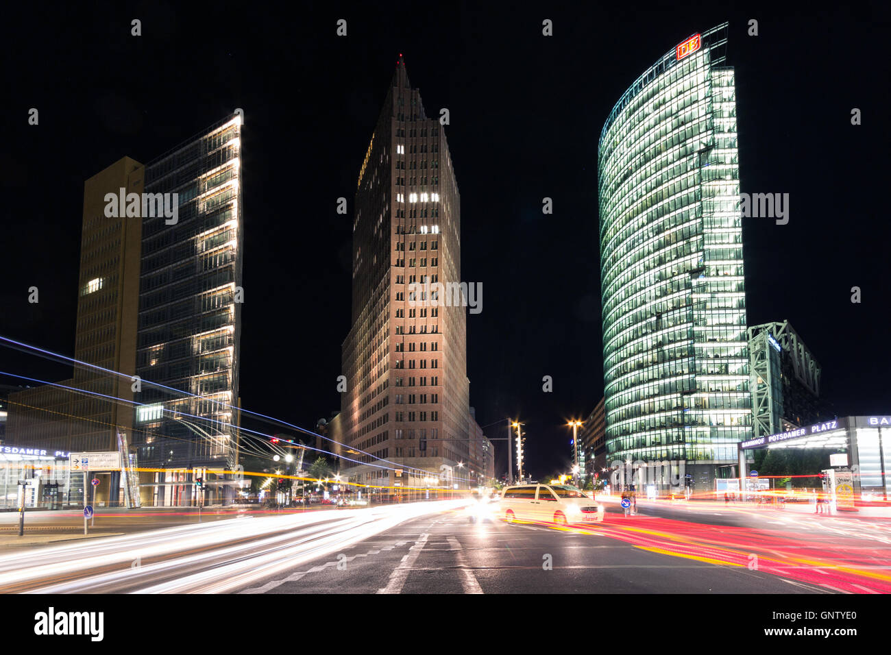 Straßenverkehr in der Nacht am Potsdamer Platz in Berlin, Deutschland. Stockfoto