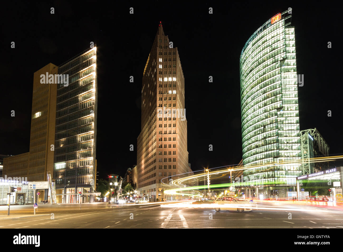 Bürogebäude und Straßenverkehr in der Nacht - Potsdamer Platz in Berlin, Deutschland. Stockfoto
