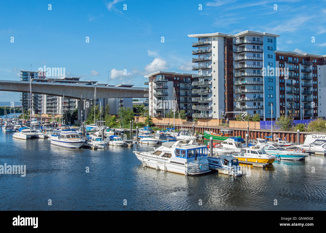 Cardiff-Marina am Fluss Ely, zwischen Cardiff und Penarth in Süd-Wales, voll von Freizeitbooten Stockfoto