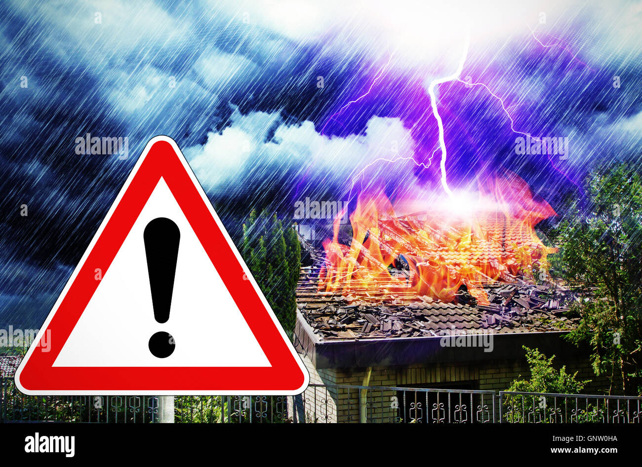 Blitzeinschlag im Haus, im Vordergrund ein Verkehrsschild Aufmerksamkeit Stockfoto