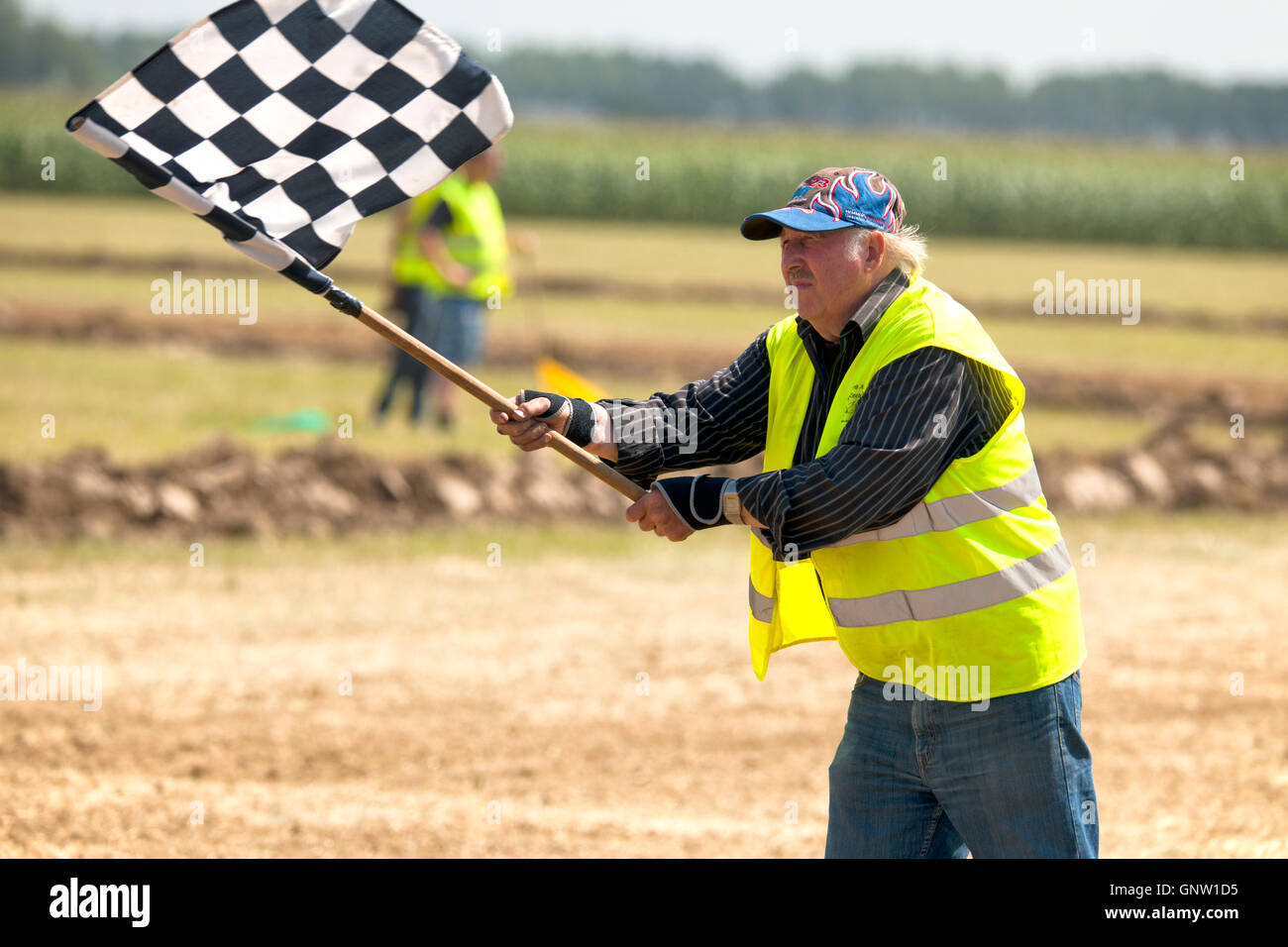 Mann mit der karierten Fahne beendete das Rennen Stockfoto