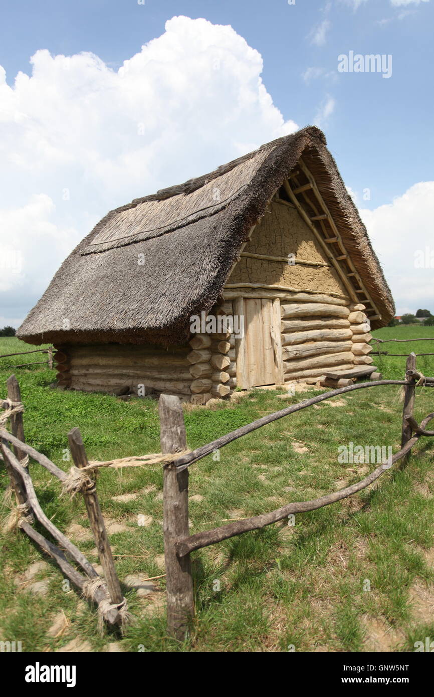 Nachbau eines Hauses aus der Bronzezeit in der archäologischen Stätte in Nizna Mysla, Slowakei. Stockfoto