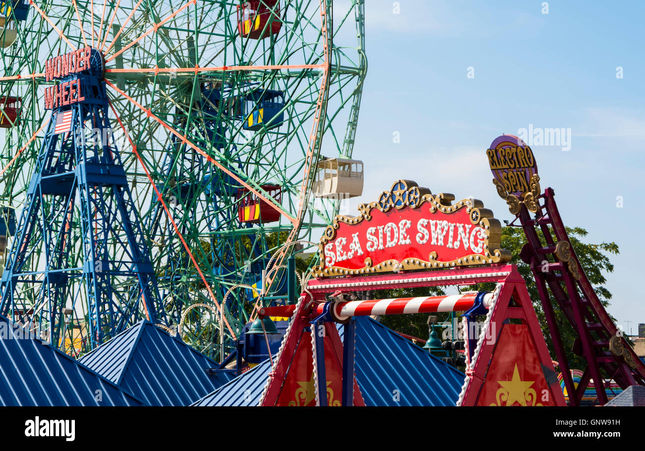 Blick auf Fahrten im Luna Park, Coney Island: Deno Wonder Wheel, Sea Side Swing und Electro Spin Stockfoto