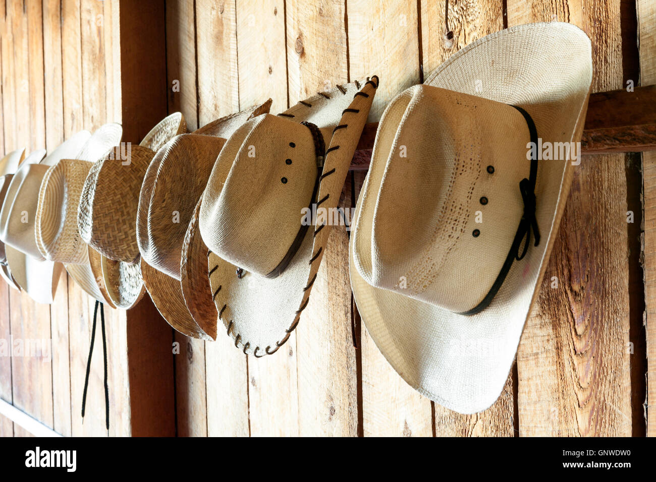 WY00980-00... WYOMING - Hüte aufgehängt in der Hut und Stiefel auf der CM-Ranch in der Nähe von Dubois. Stockfoto