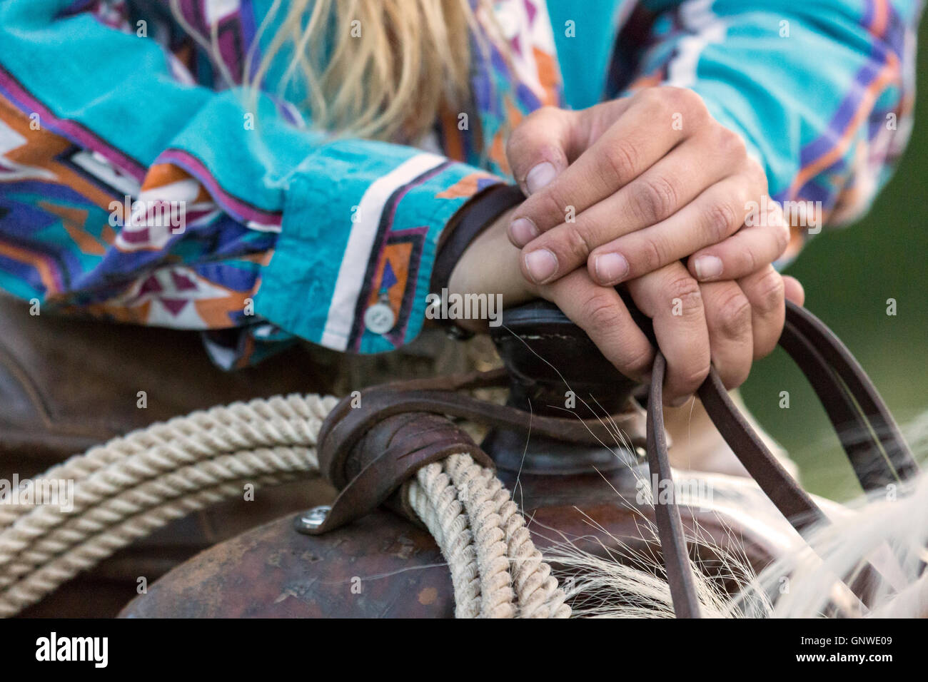 WY00998-00... WYOMING - Detail von Jessica Howard auf dem Pferderücken auf der CM-Ranch in der Nähe von Dubois. (HERR #H18) Stockfoto