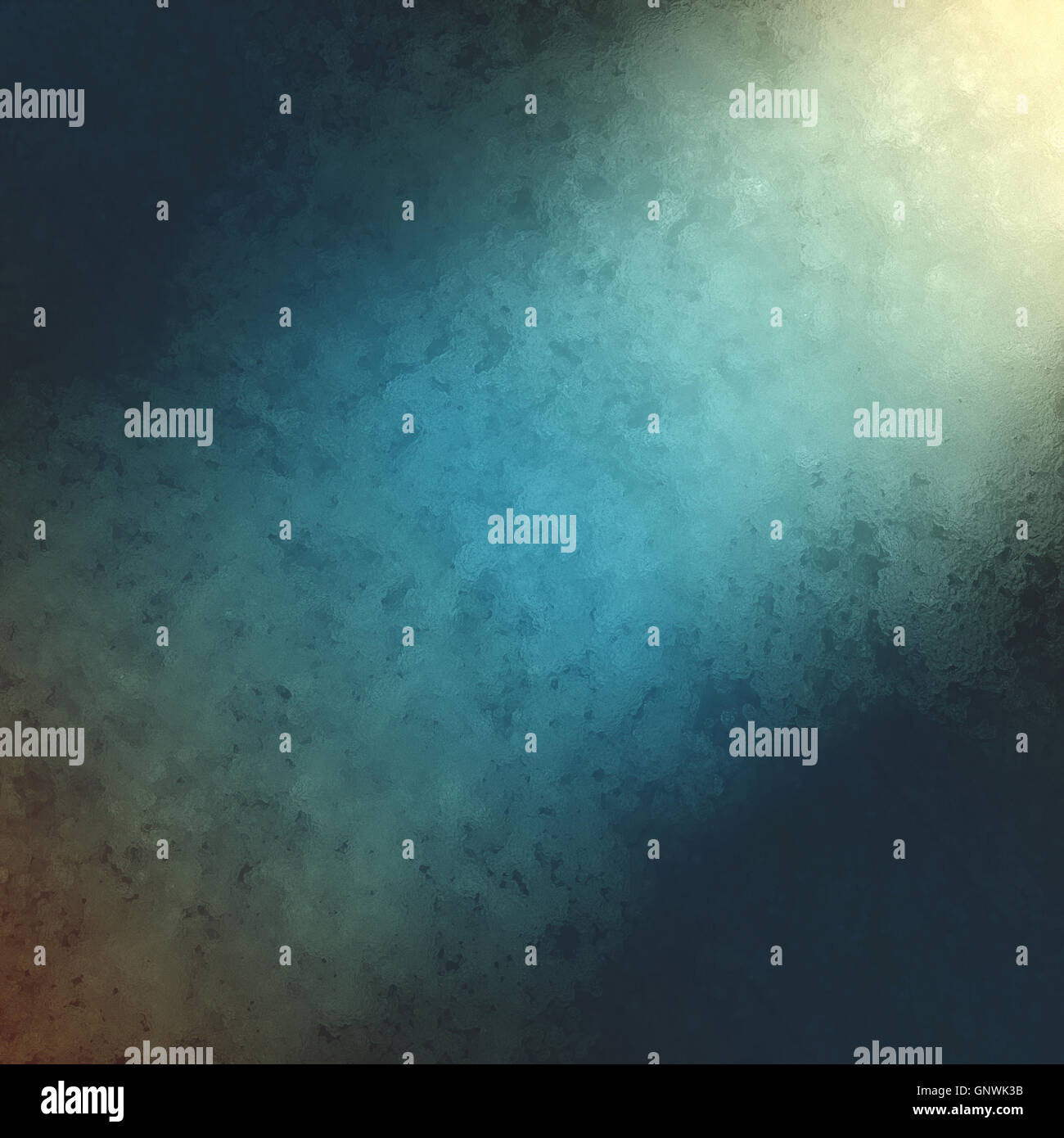 strukturierte blau Spotlight oder Lichtschacht vom Himmel auf schwarzem Hintergrund Stockfoto