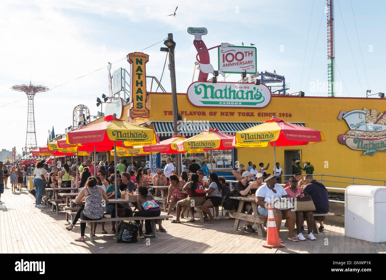 Außenansicht des legendären Nathan berühmte Hotdog gemeinsame auf Coney Island Boardwalk im Sommer, New York mit Menschen sitzen an Tischen Stockfoto
