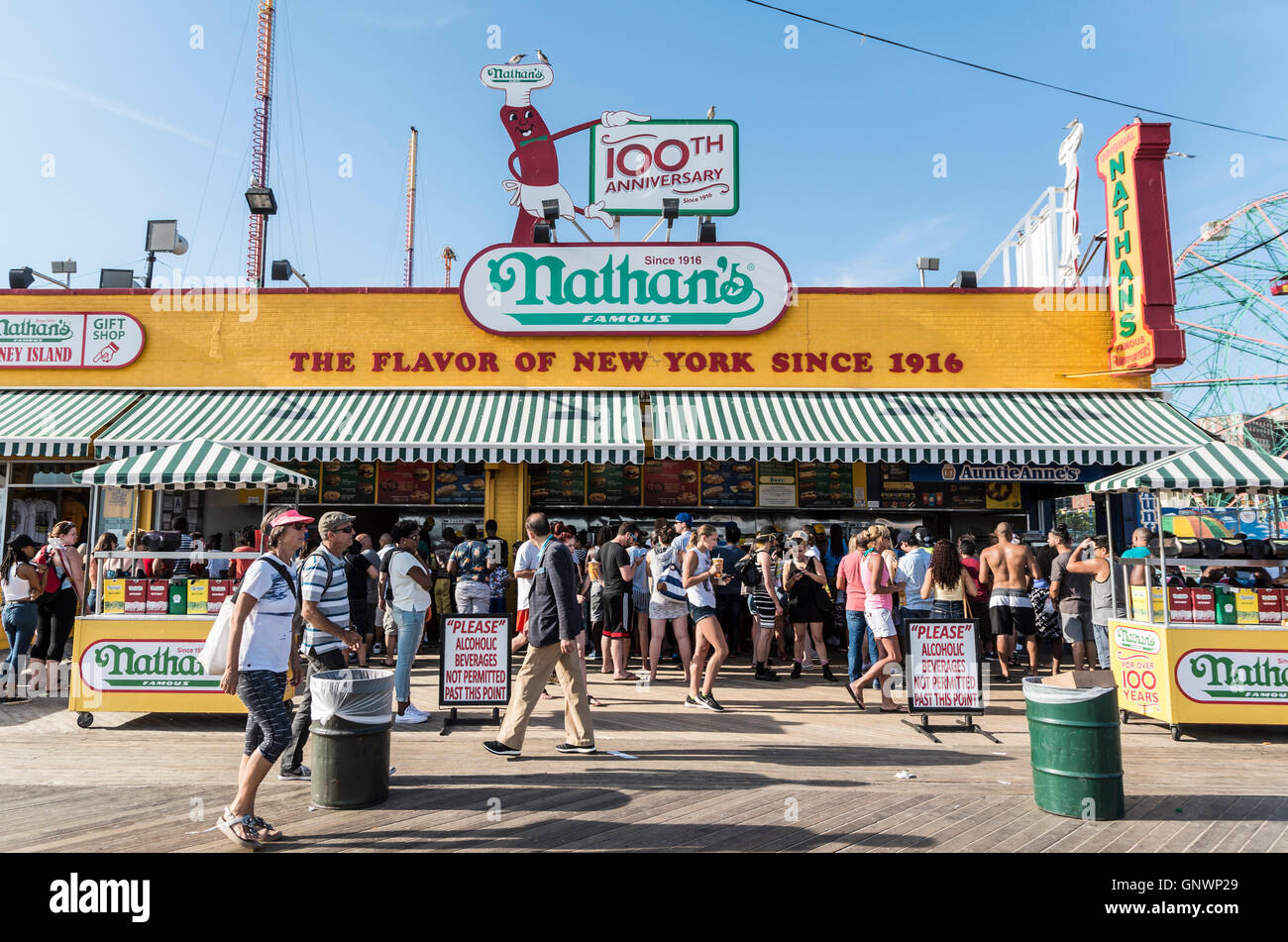 Außenansicht des legendären Nathan berühmte Hotdog gemeinsame auf Coney Island Boardwalk im Sommer, New York. Stockfoto