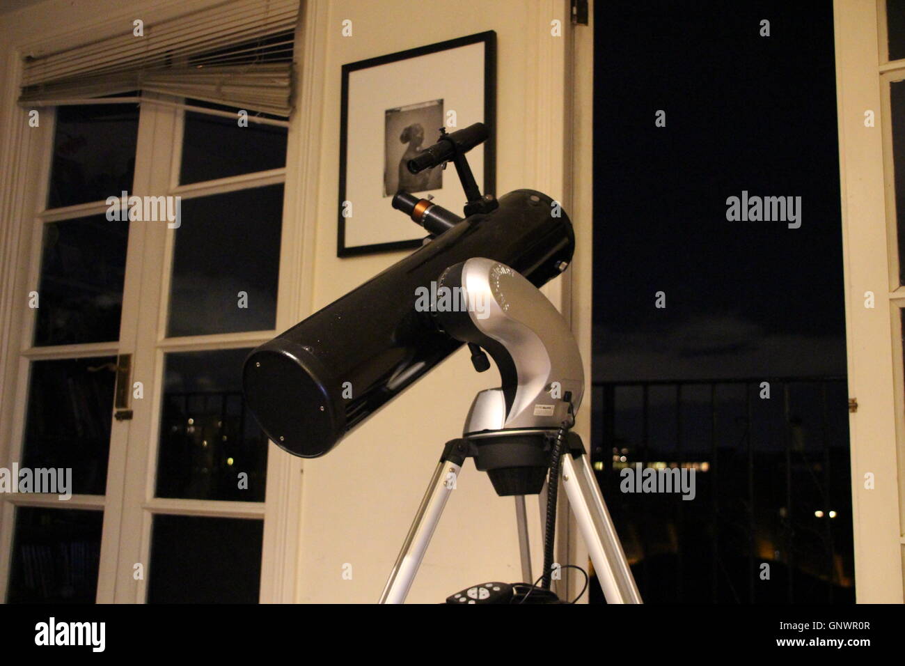 Skywatcher Explorer 130p Newtonschen Spiegelteleskop mit Kulisse am Londoner Nachthimmel Stockfoto