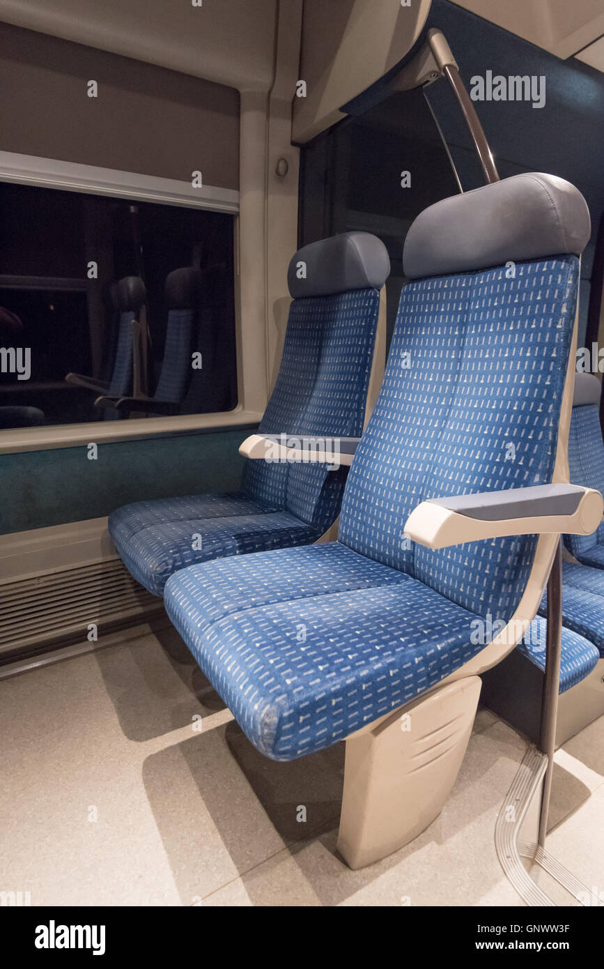 Zwei blaue Zug Sitze eines französischen Zug in der Nacht Stockfoto