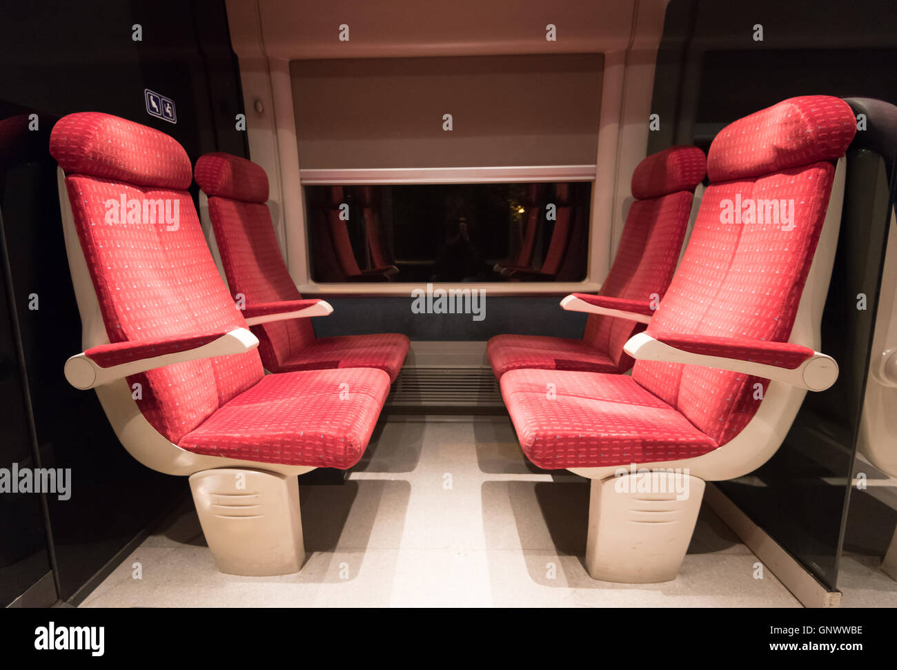 Vier rote Zug Sitze eines französischen Zuges in der Nacht Stockfoto