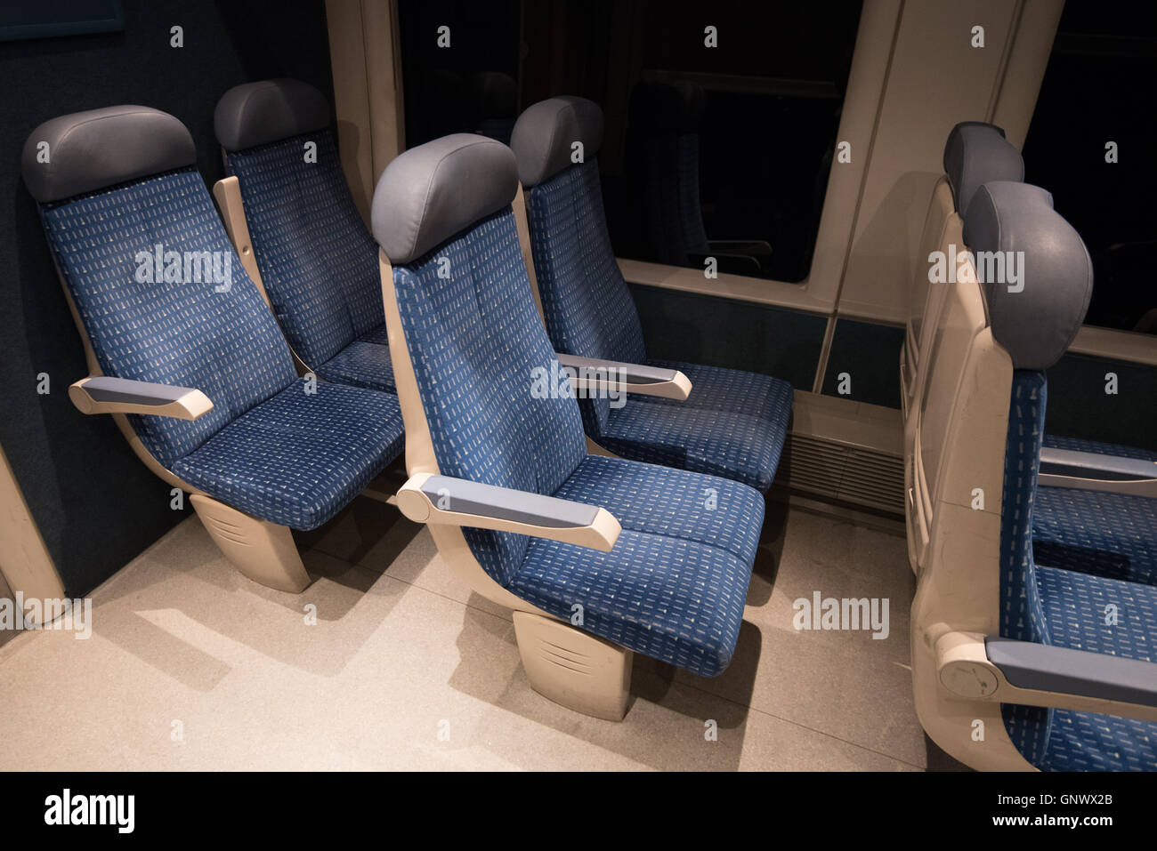 Sechs blaue Zug Sitze eines französischen Zug in der Nacht Stockfoto