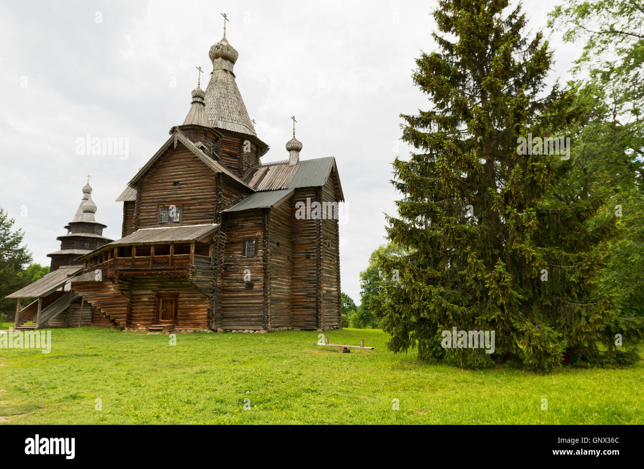 Vitoslavlitsy, Russland - 7. Juni 2016: Ausstellungen im "Vitoslavlitsy"-ein Open-Air-Museum der Volksarchitektur aus Holz. Das Museum, op Stockfoto