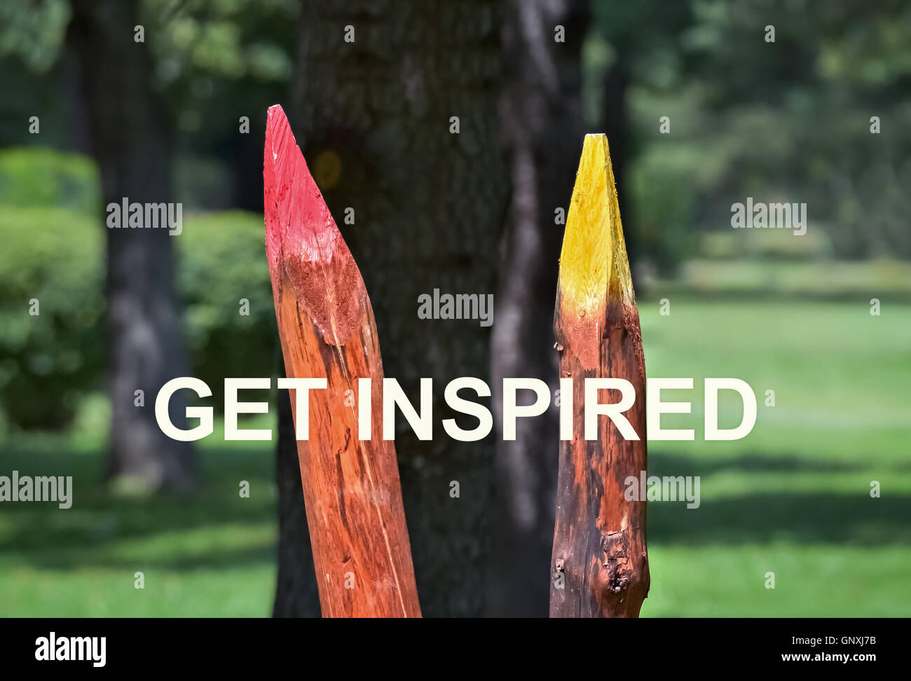Rote und gelbe Buntstifte und Text lassen Sie sich inspirieren über Sie Stockfoto
