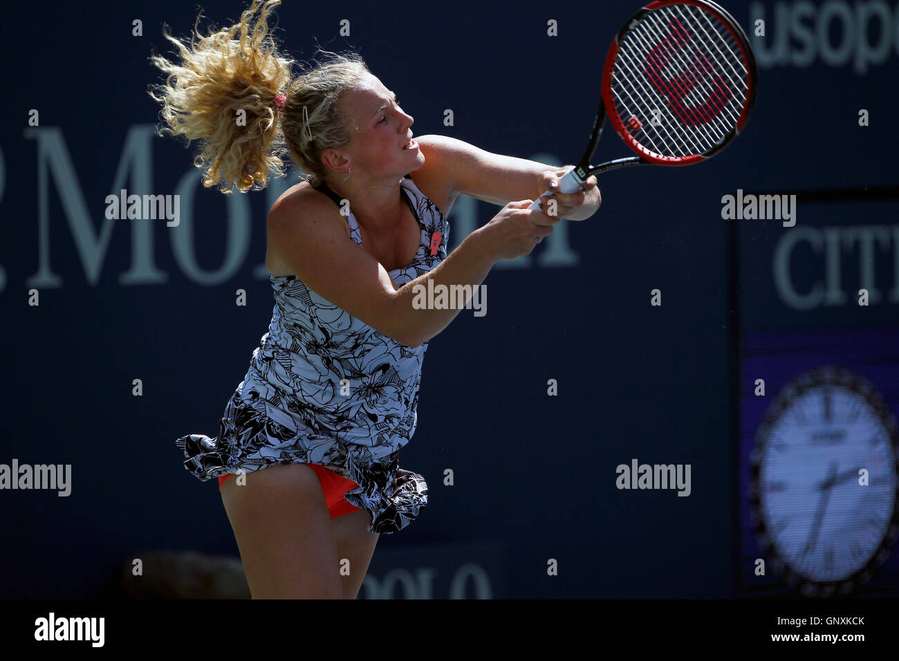 New York, Vereinigte Staaten von Amerika. 30. August 2016. Katerina Siniakova der Tschechischen Republik in ihrer ersten Runde verärgert über Eugenie Bouchard von Kanada in die Vereinigten Staaten Open Tennis Championships in Flushing Meadows, New York am Dienstag, den 30. August. Bildnachweis: Adam Stoltman/Alamy Live-Nachrichten Stockfoto