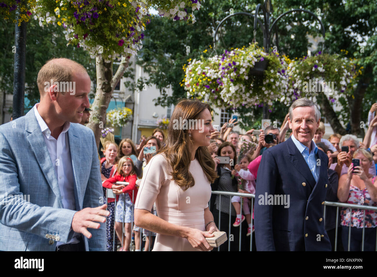 Truro, Cornwall, UK. 1. September 2016. Der Herzog und die Herzogin begann ihren Besuch in Cornwall in Truro, Cornwalls einzige Stadt, wo sie besuchten Truro Cathedral und politische Würdenträger und Kathedrale Vertreter getroffen. Während ihrer königlichen Hoheiten wird dort auch "Sign a Schiefer" Truro Cathedral Dach Rechtsmittel. Bildnachweis: Simon Maycock/Alamy Live-Nachrichten Stockfoto