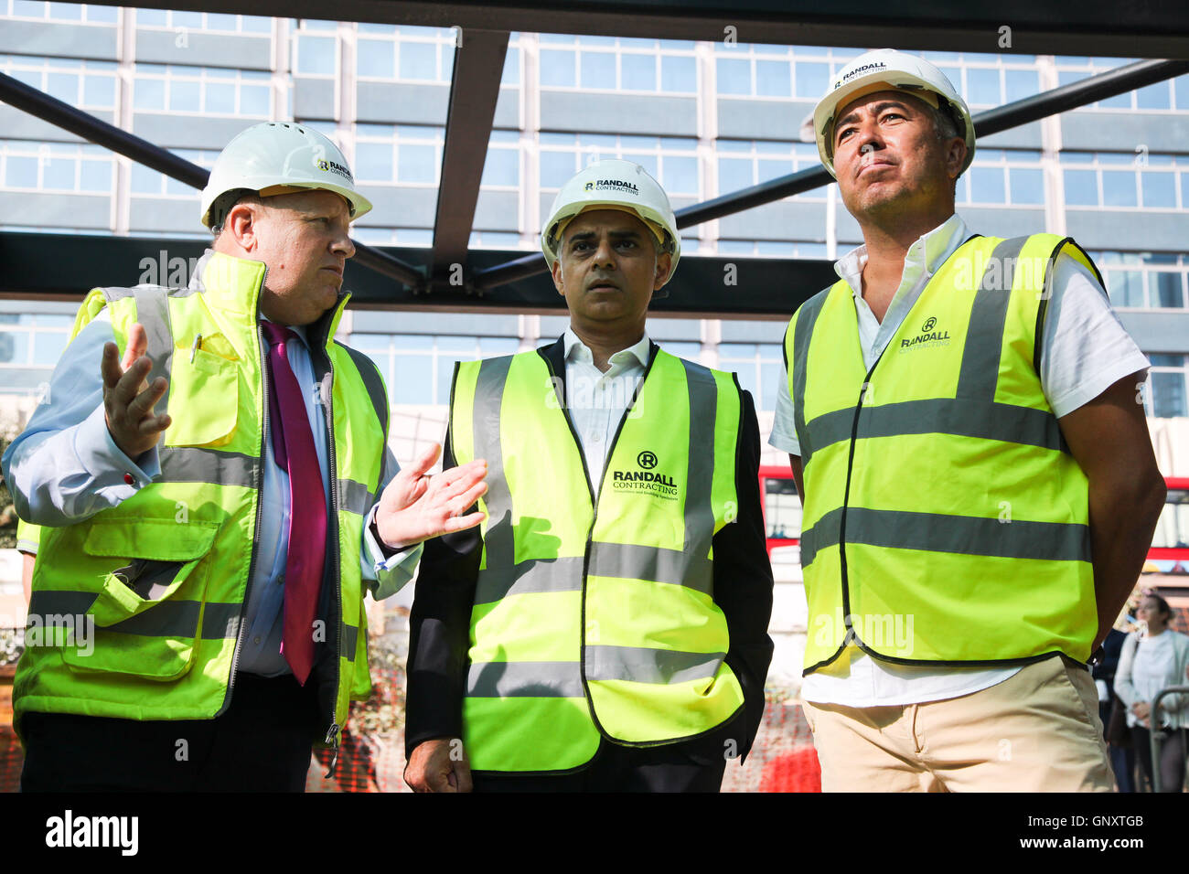 Boxpark Croydon, London, UK. 1. September 2016. Tony Newman, Sadiq Khan und Roger Wade. Der Bürgermeister von London, Sadiq Khan besucht Boxpark, Croydon vor dem Boxpark Croydon Eröffnung Festival spät Oktober Credit: Dinendra Haria/Alamy Live News Stockfoto