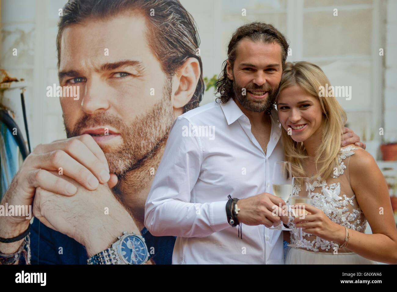 Prag Tschechische Republik 01 Sep 2016 Tschechischen Eishockey Spieler Jaromir Jagr Links Mit Seiner Freundin Veronika Koprivova Rechts Kalender Die Grosste Kette Von Luxus Schmuck Klenoty Aurum In Prag Tschechische Republik 1