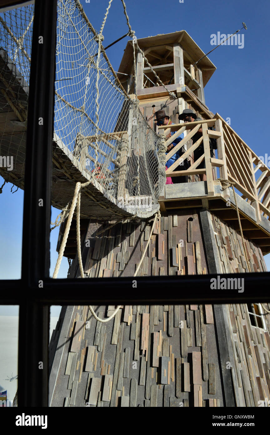 Brenner Fuß rund um den Laufsteg auf den Leuchtturm Kunstinstallation während des jährlichen Wüste Festivals brennende Mann 30. August 2016 in Black Rock City, Nevada. Das jährliche Festival zieht 70.000 Teilnehmer in eine der abgelegensten und unwirtlichen Wüsten in Amerika. Stockfoto