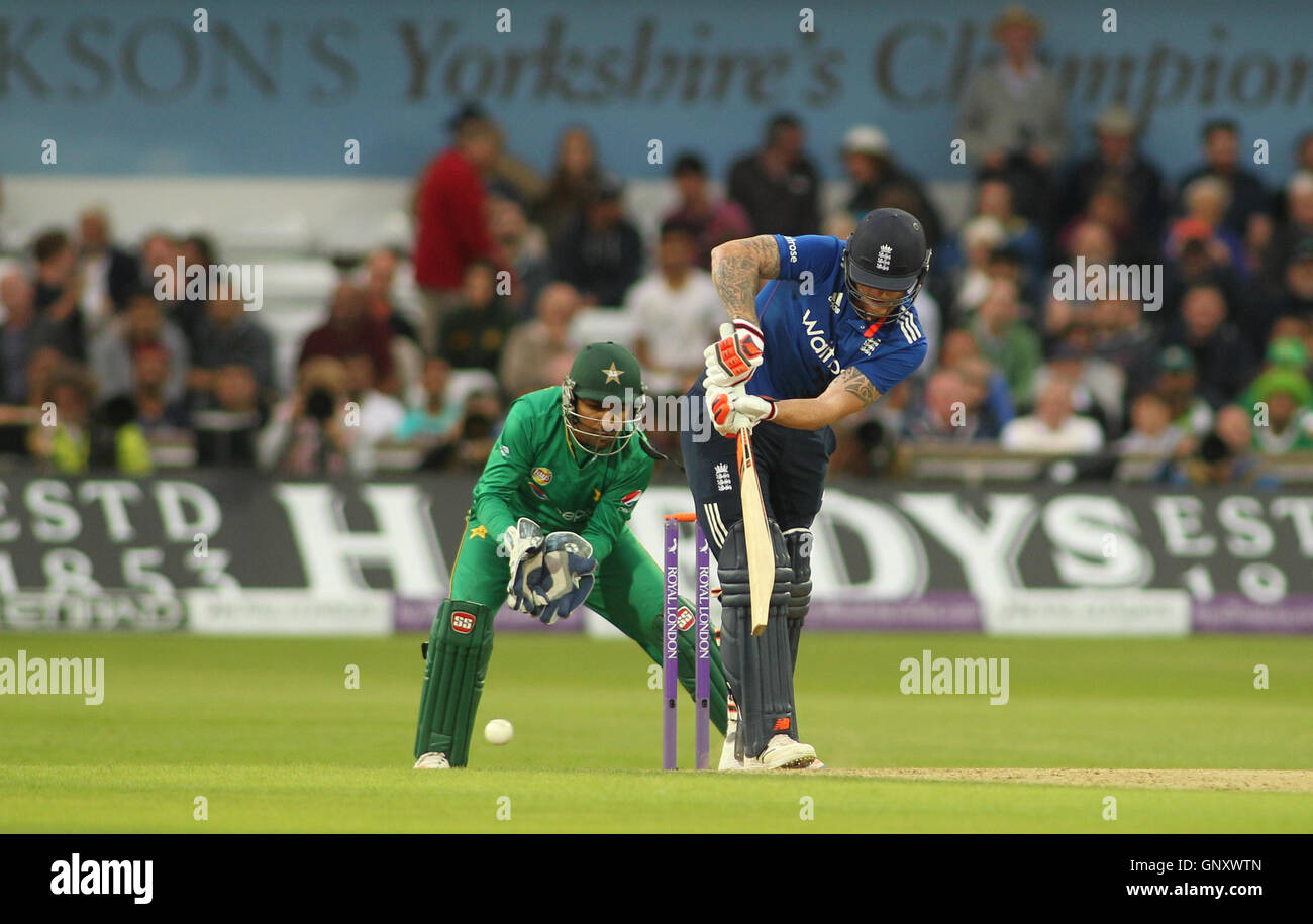 Leeds, UK. 01. Sep, 2016. Headingley Carnegie Stadium, West Yorkshire, Leeds, UK. Donnerstag, 1. September 2016. Ben Stokes von England Wimper gegen Pakistan während der 4. One Day International zwischen England und Pakistan in Leeds am 1. September 2016 © Stephen Gaunt/Alamy Live News Bildnachweis: Stephen Gaunt/Alamy Live News Stockfoto