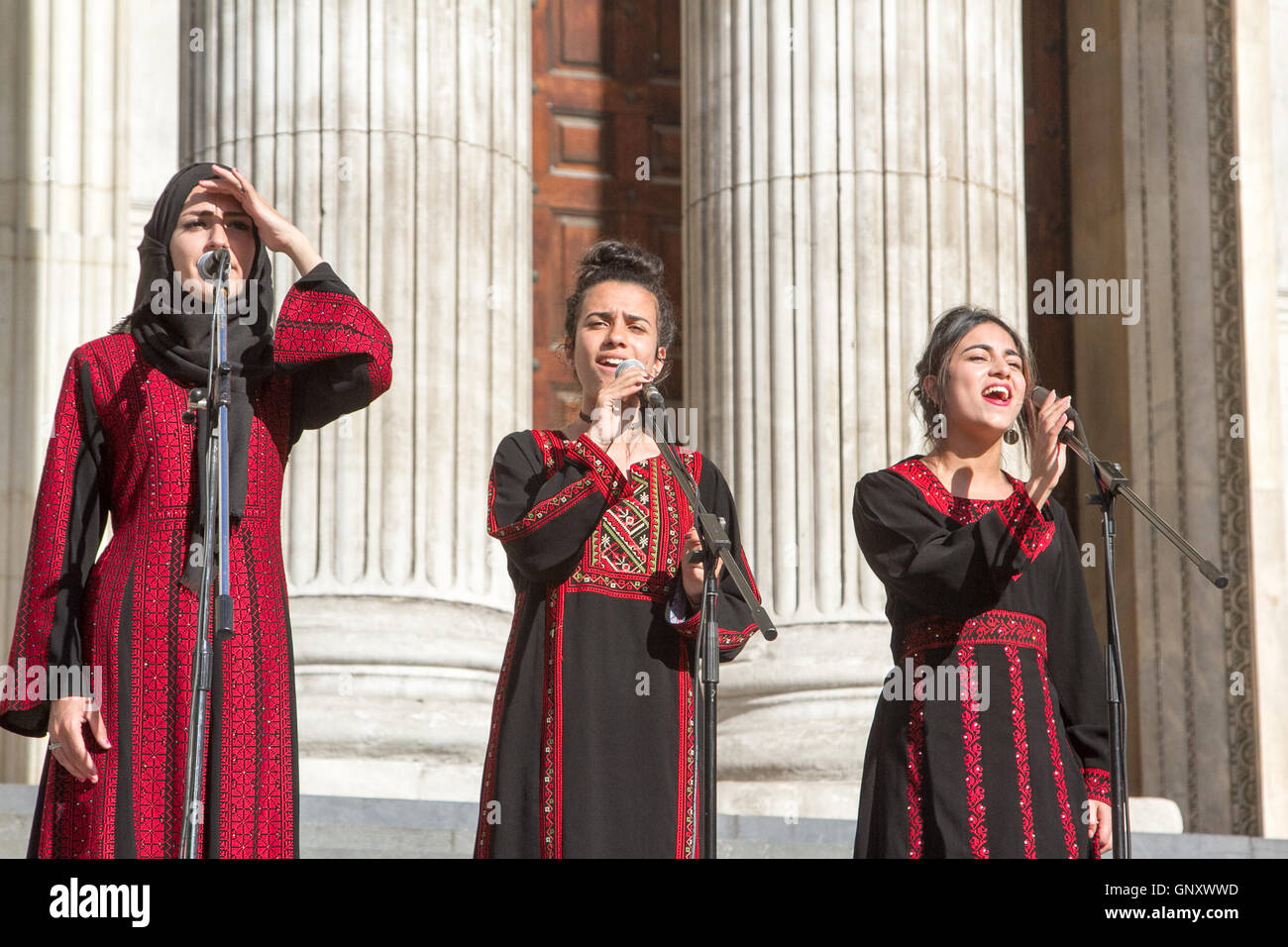 London, UK. 1. September 2016. Mitglieder des Alrowwad Youth Theatre aus der Aida-palästinensischen Flüchtlingslager in der Nähe von Bethlehem auf den Stufen der St. Pauls Kathedrale führt unter dem Titel "Schöne Widerstand" gegen die israelische Besatzung. Der Alrowwad nutzt, Tanz und Musik um den Teufelskreis der Gewalt und Unterdrückung erlebt täglich von palästinensischen Flüchtlingen Credit: Amer Ghazzal/Alamy Live-Nachrichten Stockfoto