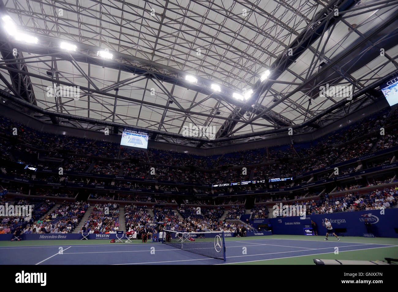 New York, USA. 1. Sep 2016. Andy Murray Großbritannien spielt unter dem geschlossenen Dach im Arthur Ashe Stadium während seiner zweiten Runde gegen Marcel Granollers Spanien an der United States Open Tennis Championships in Flushing Meadows, New York am Donnerstag, dem 1. September. Quelle: Adam Stoltman/Alamy leben Nachrichten Stockfoto