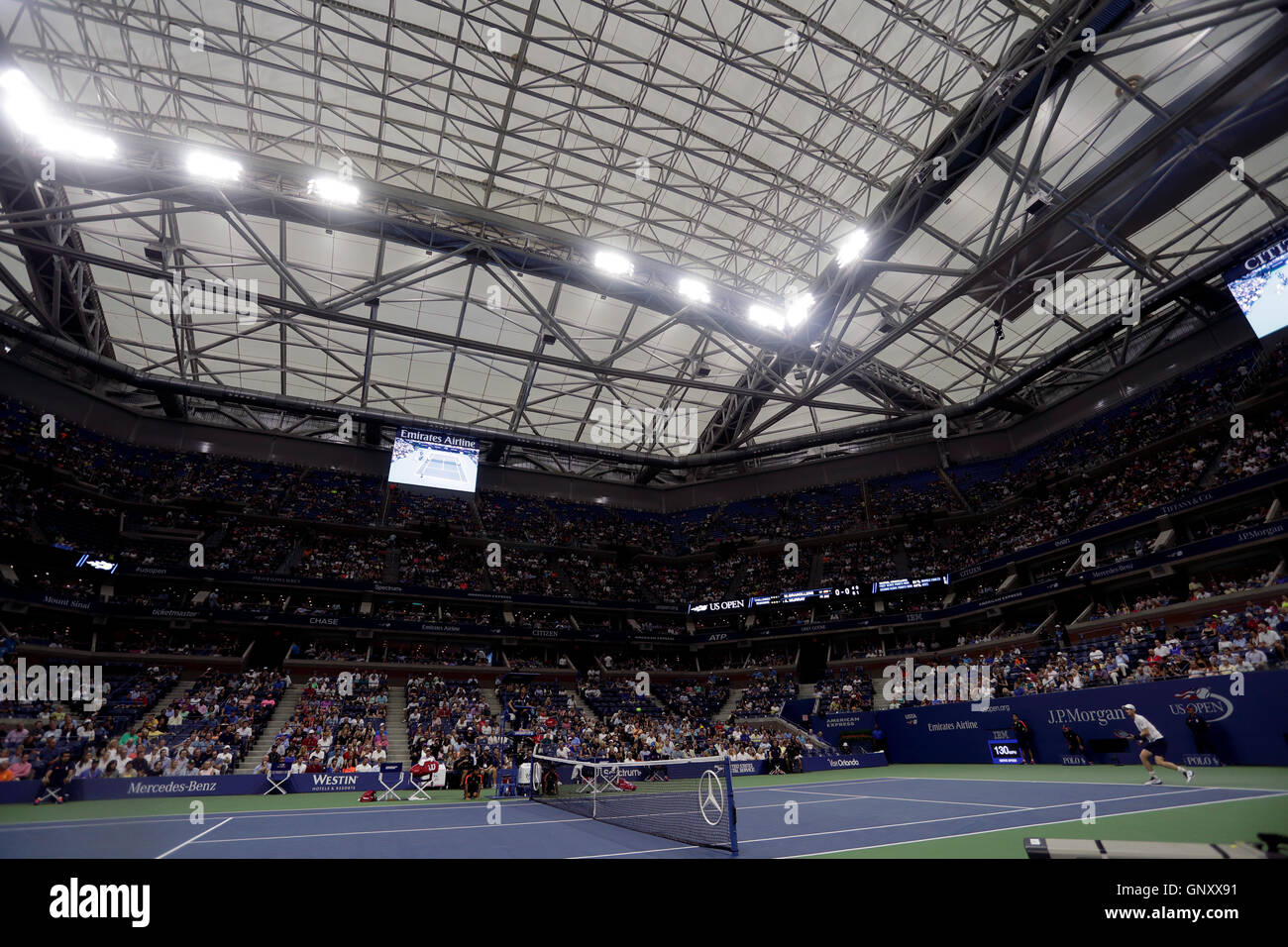 New York, USA. 1. Sep 2016. Andy Murray Großbritannien spielt unter dem geschlossenen Dach im Arthur Ashe Stadium während seiner zweiten Runde gegen Marcel Granollers Spanien an der United States Open Tennis Championships in Flushing Meadows, New York am Donnerstag, dem 1. September. Quelle: Adam Stoltman/Alamy leben Nachrichten Stockfoto