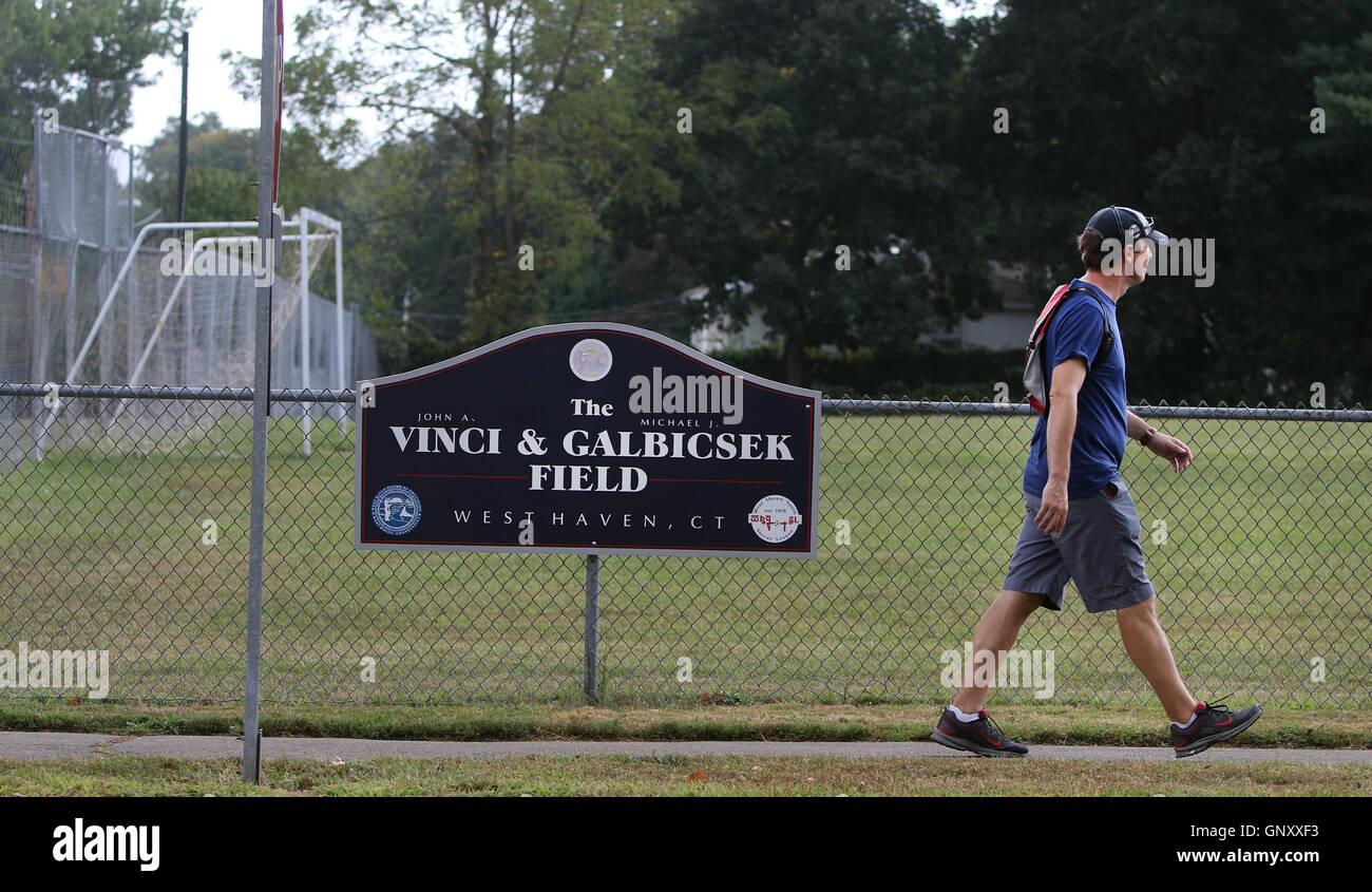 West Haven, CT, USA. 1. September 2016. 1. September 2016 - West Haven, Connecticut - Vereinigte Staaten Senator Chris Murphy von Connecticut Spaziergänge entlang einer ruhigen Benham Hill Road während der vier Tage seines Wandels in Connecticut. Murphy begann in Voluntown nahe der Grenze von Rhode Island und reist Südwest quer durch den Staat zu erfüllen, die Menschen, die er vertritt und hören über ihr Leben und die Probleme, mit denen sie konfrontiert. Er hält mit Arbeit und Beiträge ausführlich zu social Media, wie er geht. Er rechnet damit, in Greenwich am 3. September 2016 fertig © Stan Godlewski/ZUMA Draht/Alamy Live News Stockfoto