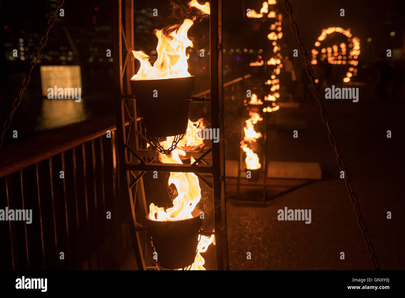 London, UK. 1. September 2016. Compagnie Carabosse, Feuer Französisch Alchemisten, erstellt ein Feuer Garten vor der Tate Modern (mit "Floating Dreams" von Ik-Joong Kang im Hintergrund). Eines der Ereignisse, die das Festival zum 350. Jahrestag des Great Fire of London gehört. Bildnachweis: Guy Bell/Alamy Live-Nachrichten Stockfoto