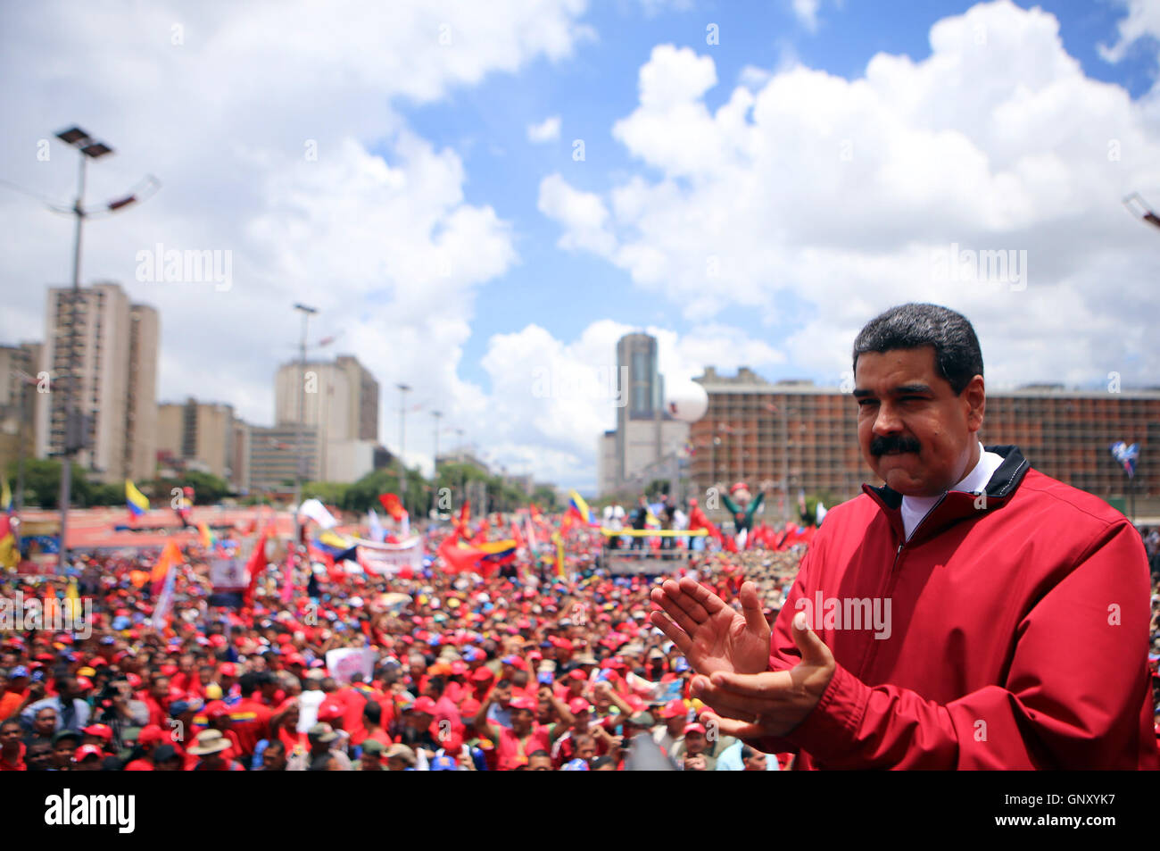 Caracas, Venezuela. 1. September 2016. Abbildung der venezolanische Präsident Nicolas Maduro Teilnahme an einer Kundgebung in Caracas, der Hauptstadt Venezuelas, am 1. September 2016 zur Verfügung gestellt von der Präsidentschaft von Venezuela. Nicolas Maduro am Donnerstag lobte friedliche Pro und anti regierungsfeindlichen Versammlungen, die viele Menschen befürchten zu heftigen Protest fordern den Sturz der Regierung führen würde. Bildnachweis: Vorsitz von Venezuela/Xinhua/Alamy Live-Nachrichten Stockfoto