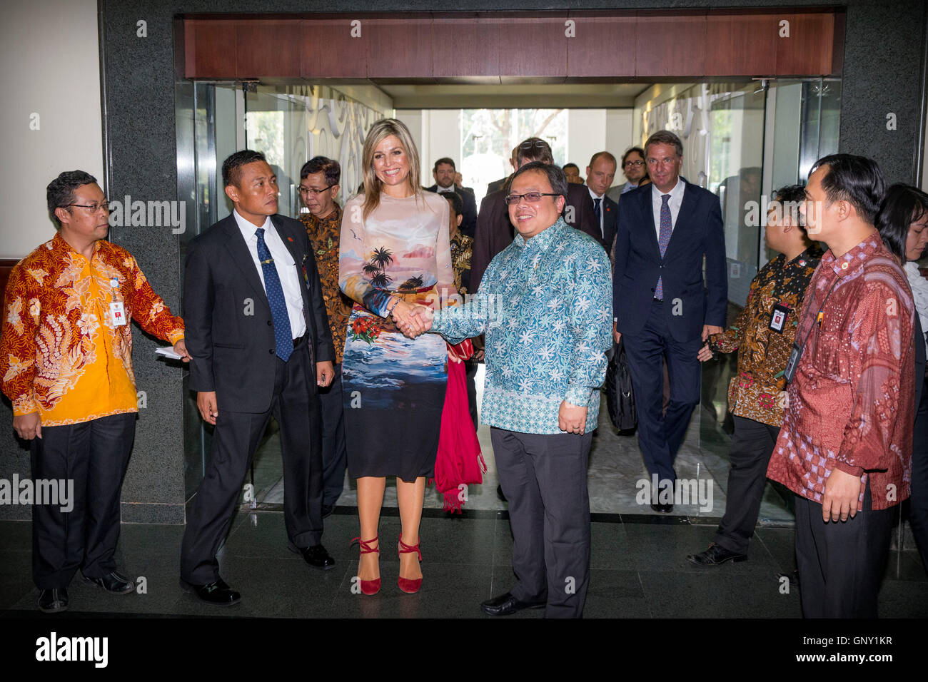 Jakarta, Indonesien. 1. September 2016. Königin Maxima der Niederlande besucht der Gouverneur der Bank in Indonesien in Jakarta, Indonesien, 1. September 2016. Königin Maxima besucht Indonesien als UNO-Generalsekretärs Special Advocate für Inclusive Entwicklungsfinanzierung. Foto: Patrick van Katwijk / POINT DE VUE OUT - NO WIRE SERVICE-/ Dpa/Alamy Live News Stockfoto