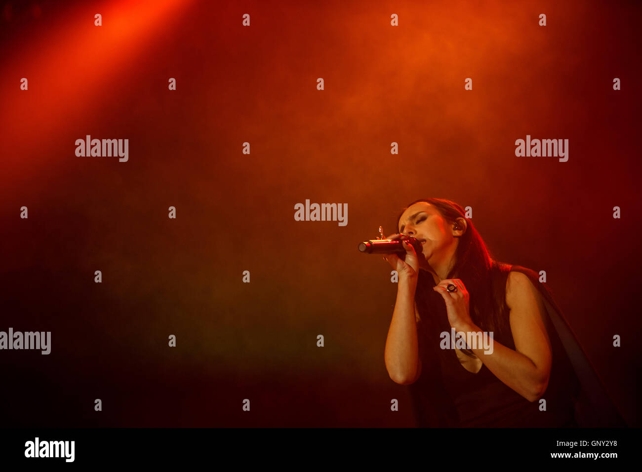 Kiew, UKRAINE - Dezember 5: Die berühmte ukrainische Sängerin Jamala singt mit geschlossenen Augen präsentieren ihr neues Album "Podykh" (Atem), 5. Dezember 2016, internationales Zentrum für Kultur und Künste (Oktober Palast) Stockfoto