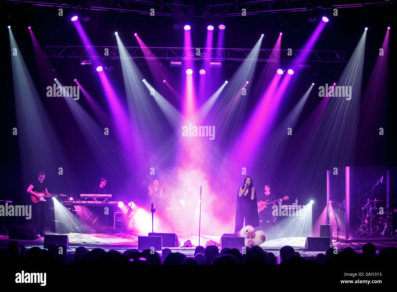 Kiew, UKRAINE - Dezember 5: Die berühmte ukrainische Sängerin, die jamala gab ein Konzert präsentieren ihr neues Album "Podykh" (Atem), 5. Dezember 2016, internationales Zentrum für Kultur und Künste (Oktober Palast) Stockfoto