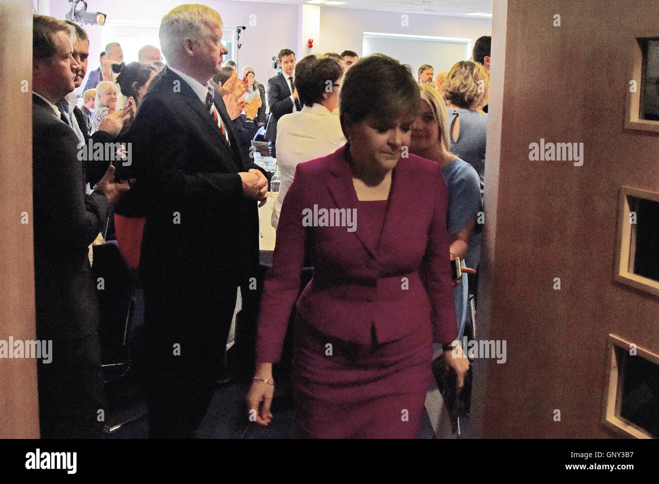 Stirling, Schottland, Vereinigtes Königreich, 02 September 2016. Schottlands erster Minister Nicola Sturgeon verlässt das Treffen in Stirling an dem Stapellauf was rief größte politische Hörübung über Schottlands Zukunft vor dem Hintergrund der zunehmenden Spekulationen über eine mögliche zweite Unabhängigkeitsreferendum Credit: Ken Jack / Alamy Live News Stockfoto