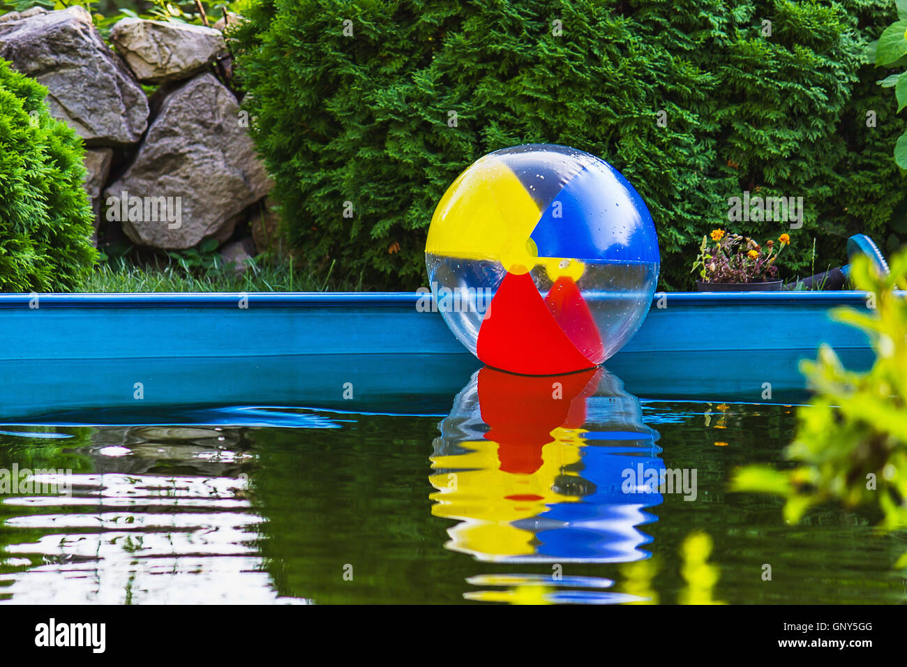 Bunte Kugel schwimmend im pool Stockfoto